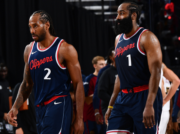 诺威尔半场表现惊人，独砍20分领先全队（诺威尔半场神勇，轰下20分领衔全队）