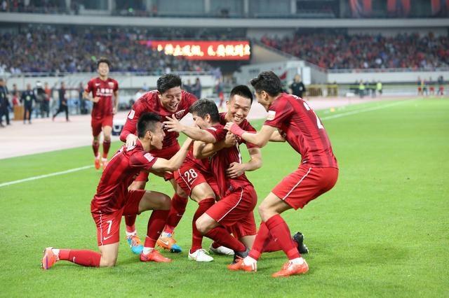 随着皇马3-0，西甲最新积分榜出炉：皇马紧咬领头羊（3-0大胜后，皇马在西甲最新积分榜上紧追榜首）