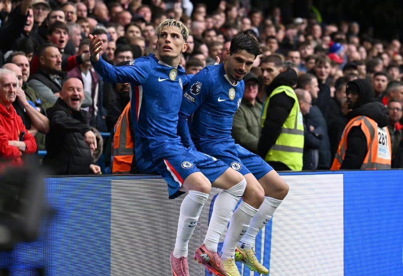 两万球迷观看新诺坎普首堂训练课，阿劳霍盛赞球场并感谢球迷（两万球迷见证新诺坎普首次公开训练，阿劳霍盛赞球场并向球迷致谢）