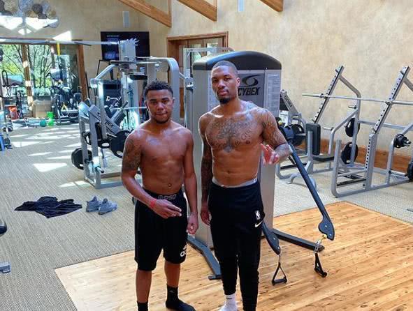 齐沃：我承担丢12个球的责任，但其中有7个发生在两场比赛里（齐沃：12个失球由我负责，其中7球集中在两场比赛）