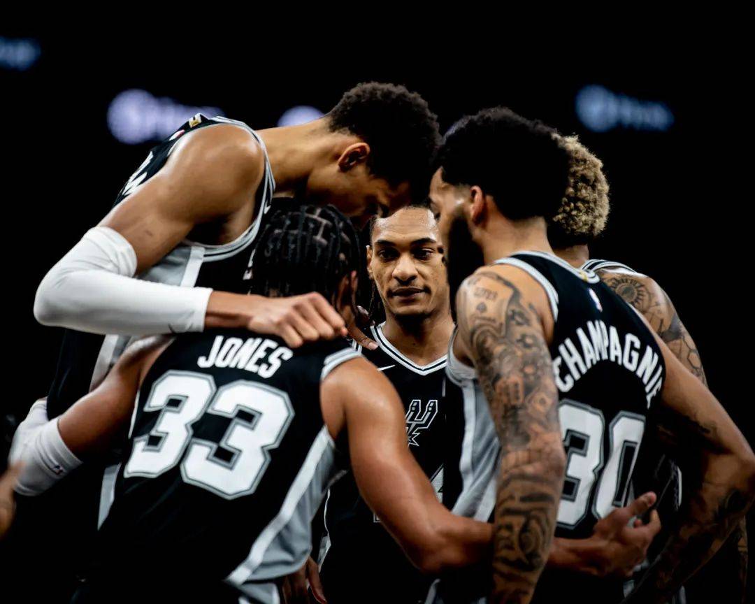 孔蒂：球员承担责任展现了成长，此刻我们不怕任何事物任何人（孔蒂：球员敢于担责彰显成长，如今我们无惧一切与任何对手）