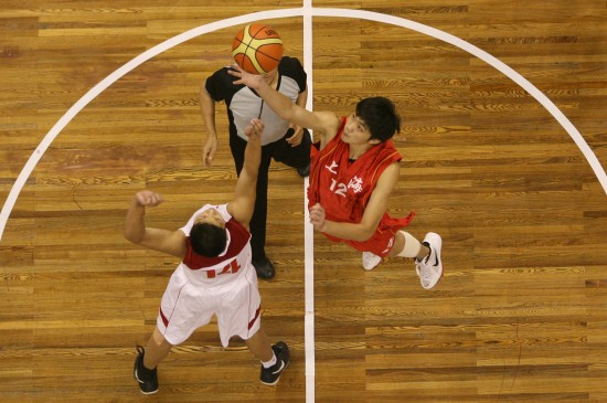 爱德华兹第三节7中5轰13分，带领森林狼追平比分（爱德华兹第三节7投5中砍13分，助森林狼扳平比分）