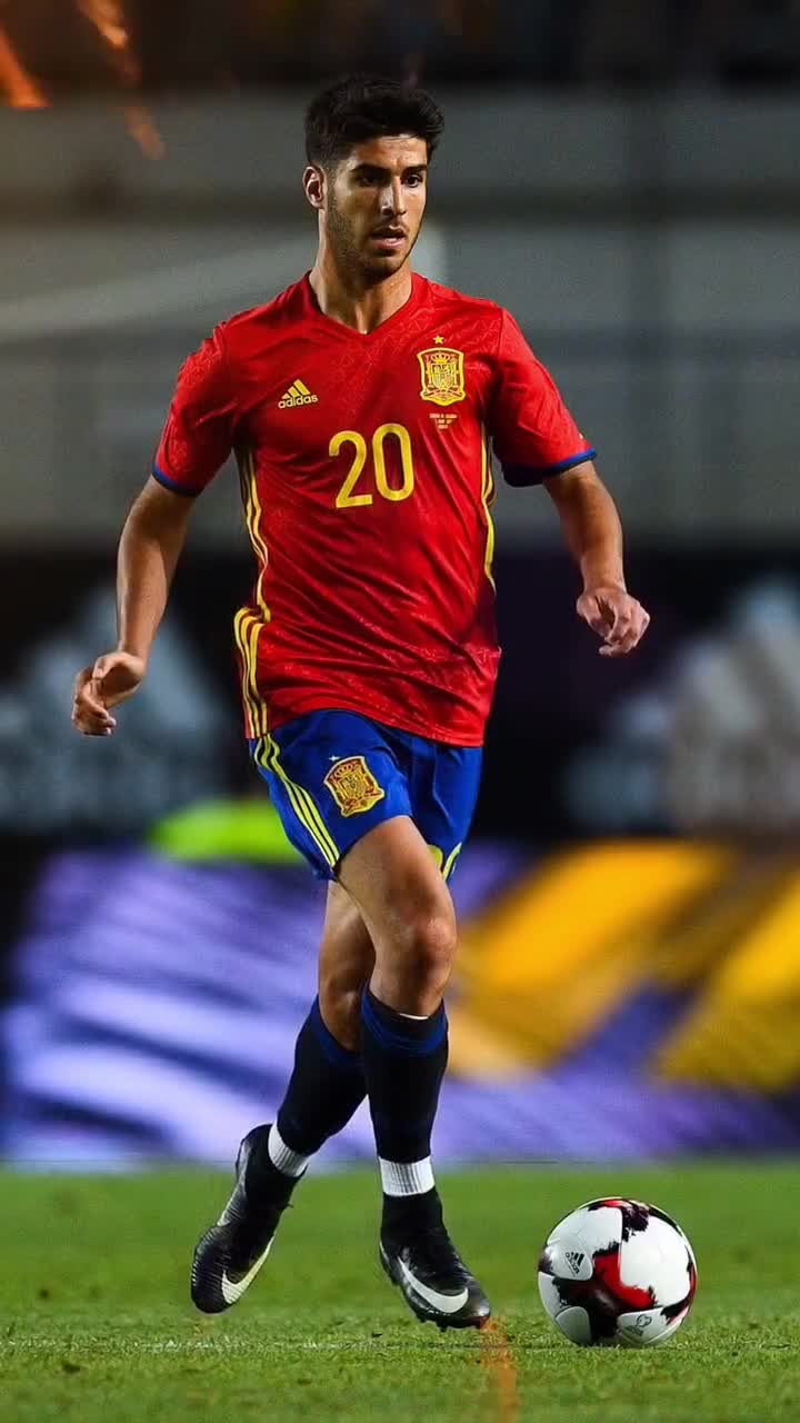 挑衅中国！日本球星三笘薰手持日本二战战犯照片，网友：封杀他（日本球员三笘薰陷舆论风波，部分网友呼吁封杀）