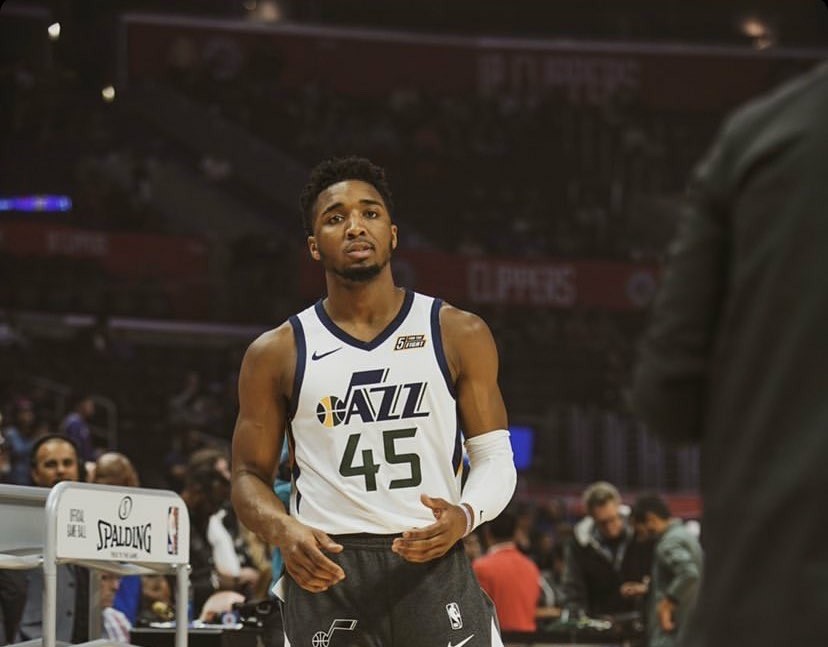 湖人vs猛龙首发：里夫斯搭档詹皇PK英格拉姆&巴恩斯（湖人战猛龙首发：詹皇联手里夫斯，对阵英格拉姆与巴恩斯）