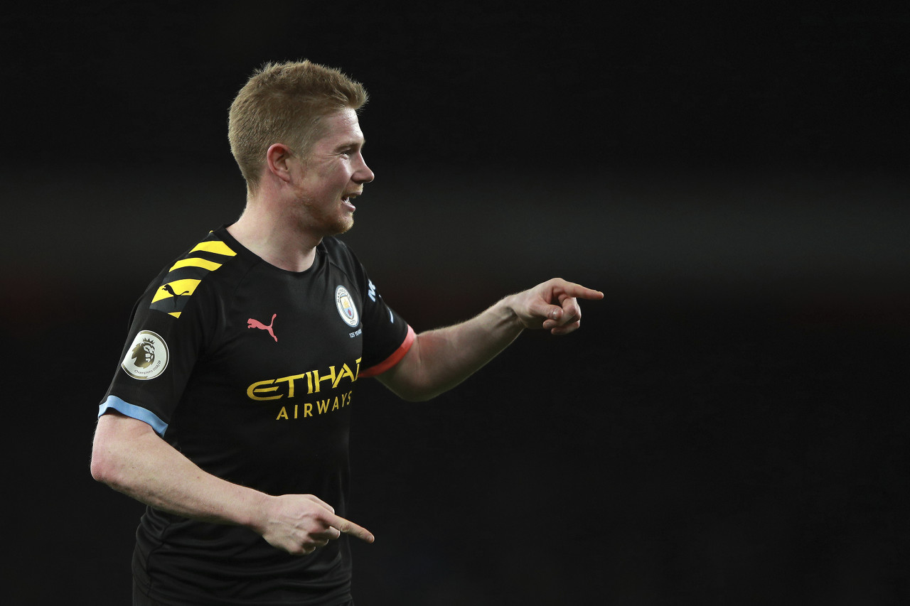 在直播镜头前被弗拉门戈球迷暴力扯头发，女记者发文呼吁尊重（直播中遭弗拉门戈球迷粗暴揪发，女记者发声呼吁尊重）