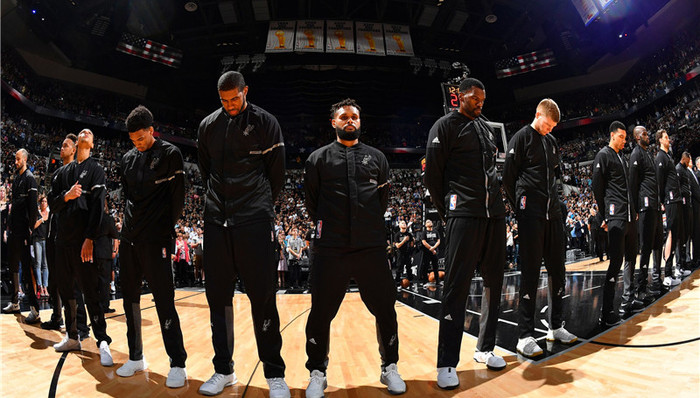 大连英博祝贺重庆铜梁龙冲超：祝愿贵俱乐部在中超再创佳绩（大连英博恭贺重庆铜梁龙晋级中超：预祝中超赛场再创辉煌）