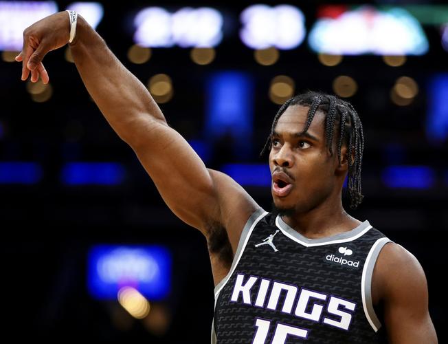 酋长球场稳坐榜首 阿森纳完胜布伦特福德（阿森纳主场大胜布伦特福德 继续领跑积分榜）