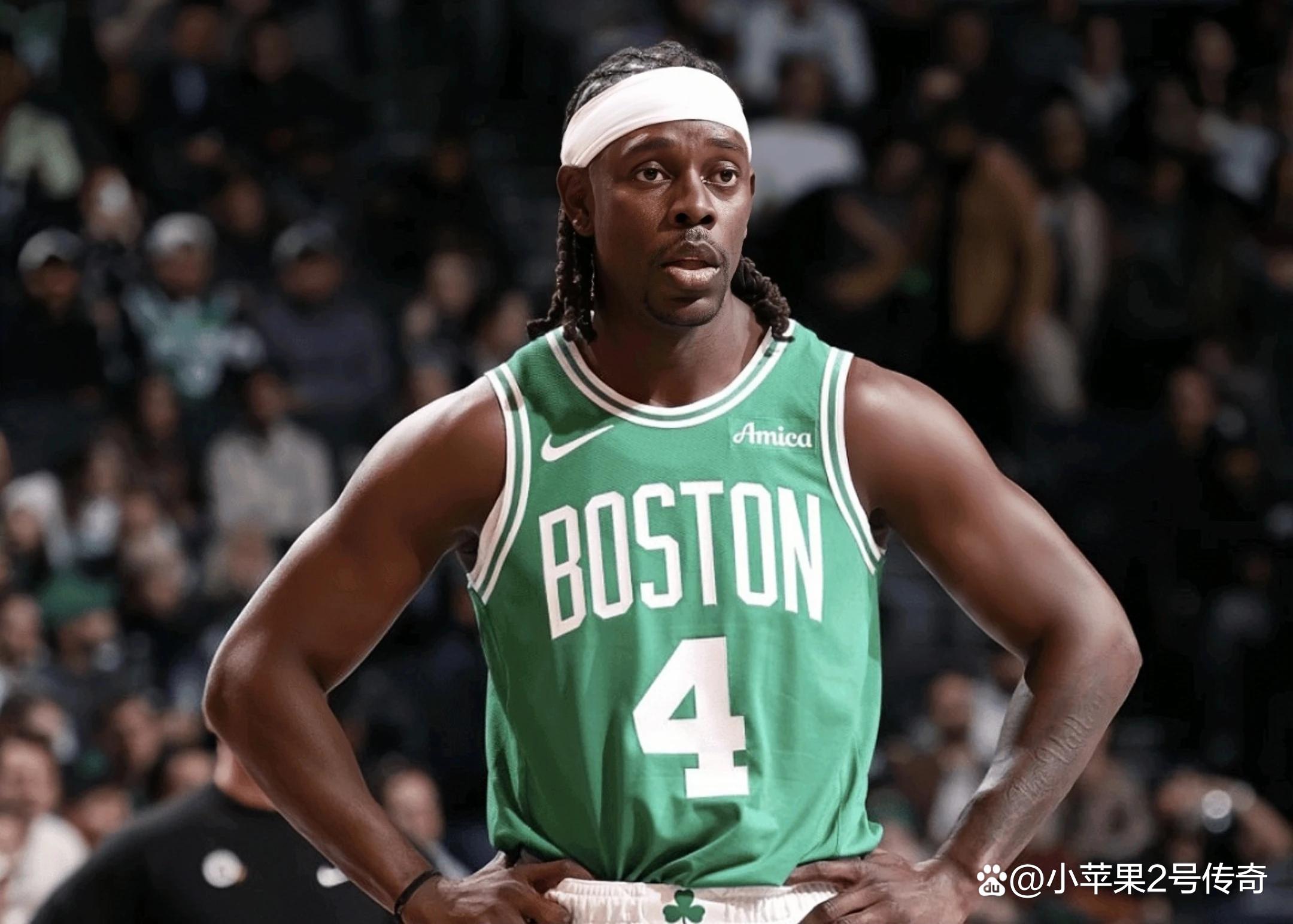 这位前锋的跑动太勤快了（这名前锋的跑动十分积极）