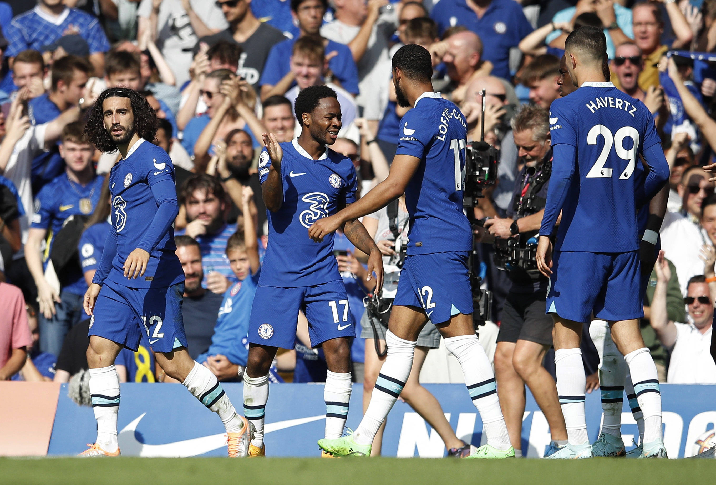 门将连续零封对手，稳定后防（门将连场零封，后防稳若磐石）