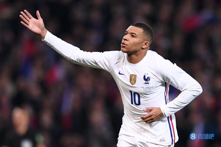 镜头语言，阿诺德上场镜头给到一位利物浦球迷亲吻队徽（阿诺德登场瞬间，镜头捕捉利物浦球迷亲吻队徽）