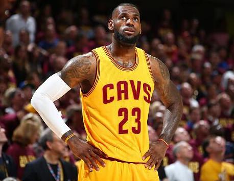 马刺老帅临场指挥引热议（马刺老帅场边调度引发热议）