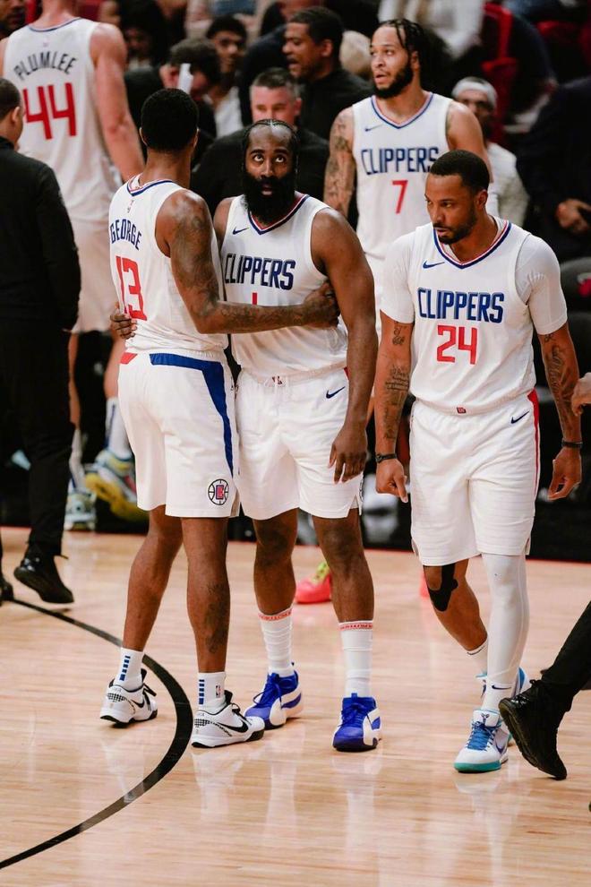 足球西甲榜首易主，冠军形势再变（西甲榜首再度易位，争冠格局重洗牌）